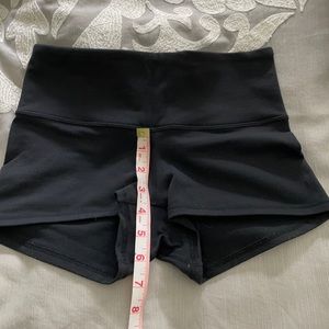 Lululemon wonder under size 4 booty shorts